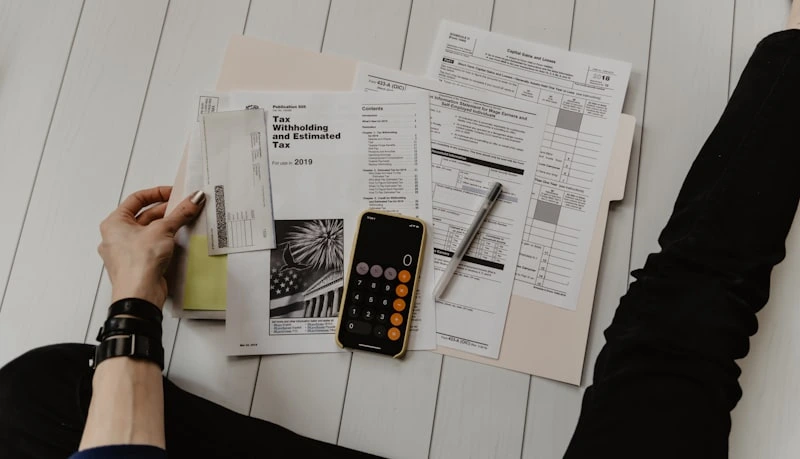 Documentos legales sobre una mesa