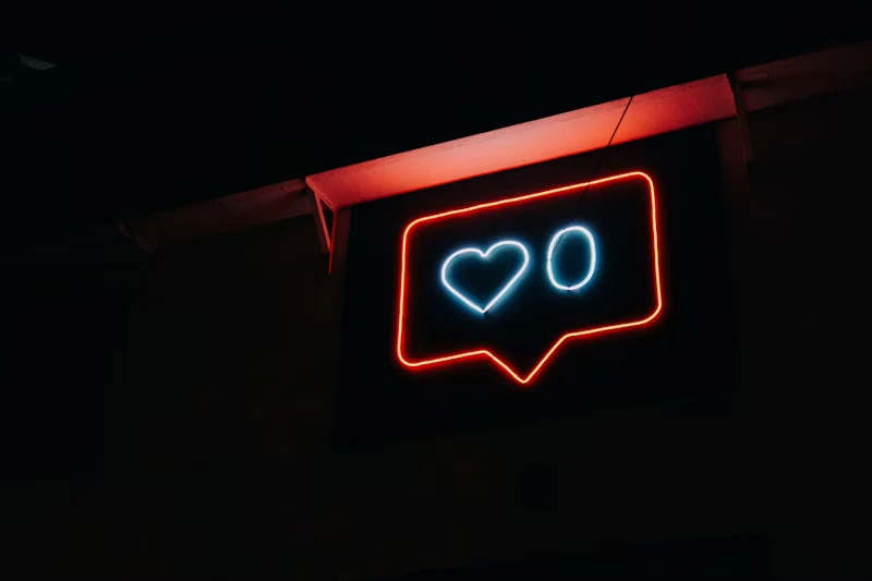 Persona usando redes sociales en un móvil